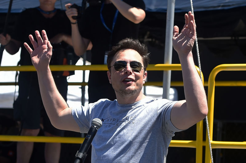 Илон de Máscaras: Tesla permanecerá empresa pública
