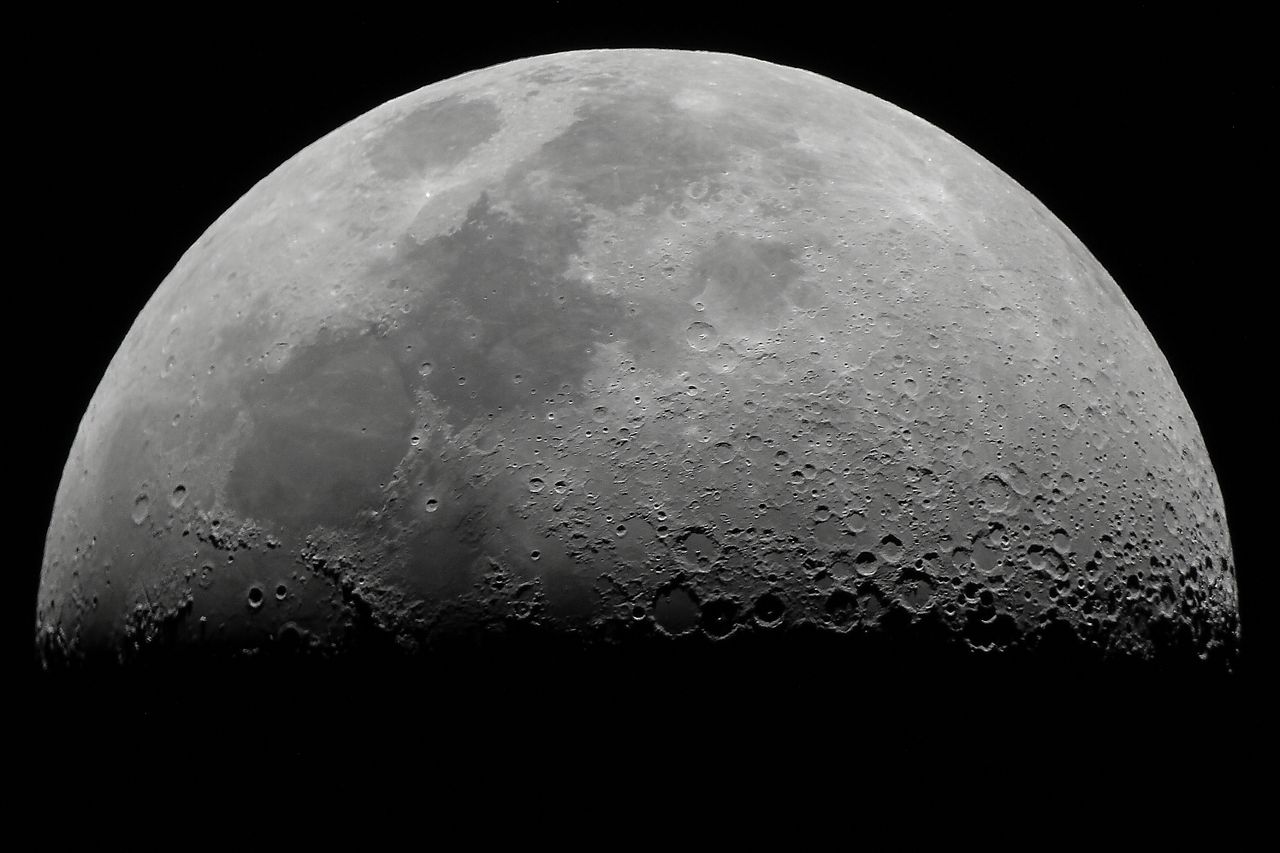 Os astrônomos confirmaram a existência de gelo na Lua