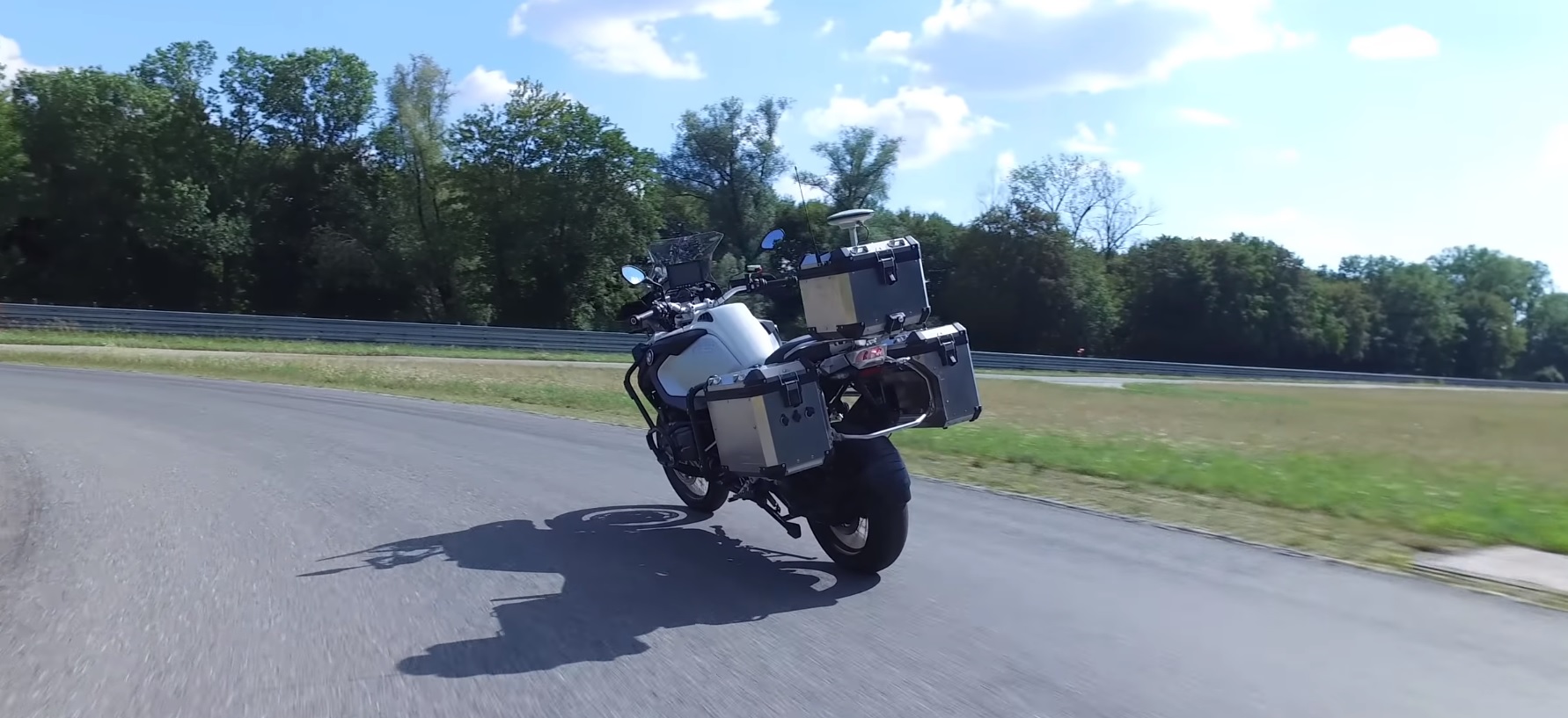 BMW 를 만들었는 무인이 오토바이를 테스트하는 새로운 보안 시스템