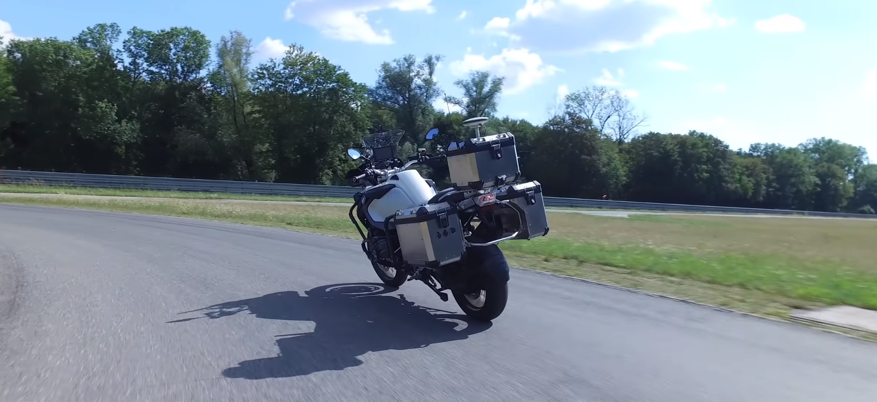 Dans la BMW créé un drone de moto pour tester de nouveaux systèmes de sécurité