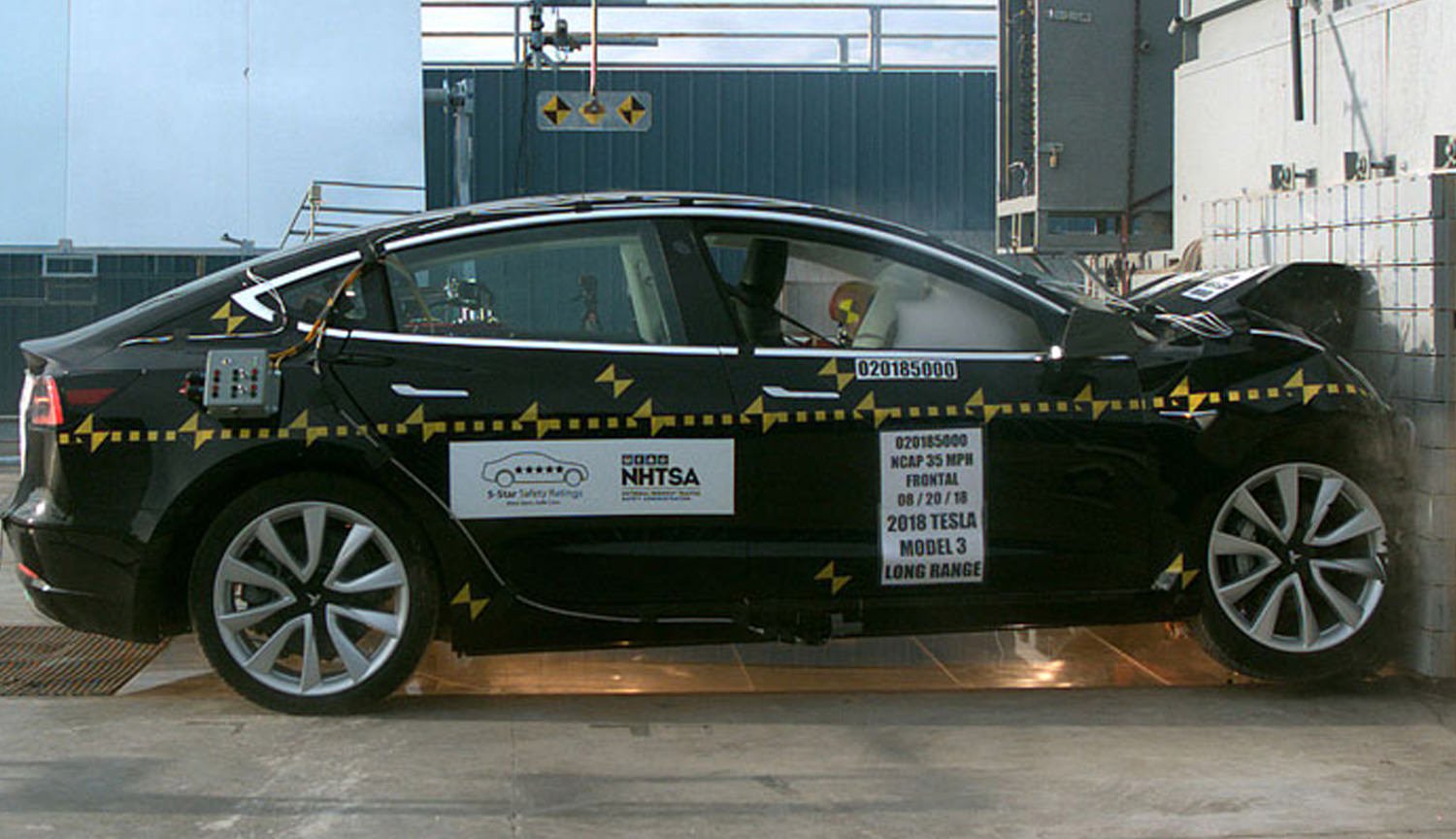 Video: spektakulær crash-test af elbilen Tesla Model 3