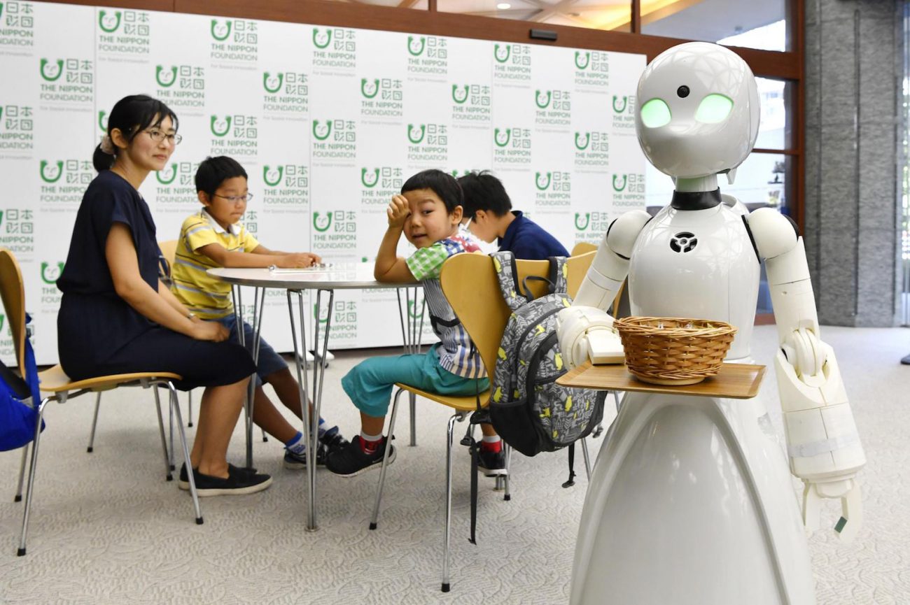 Människor med funktionshinder ska kunna styra robotar servitörer