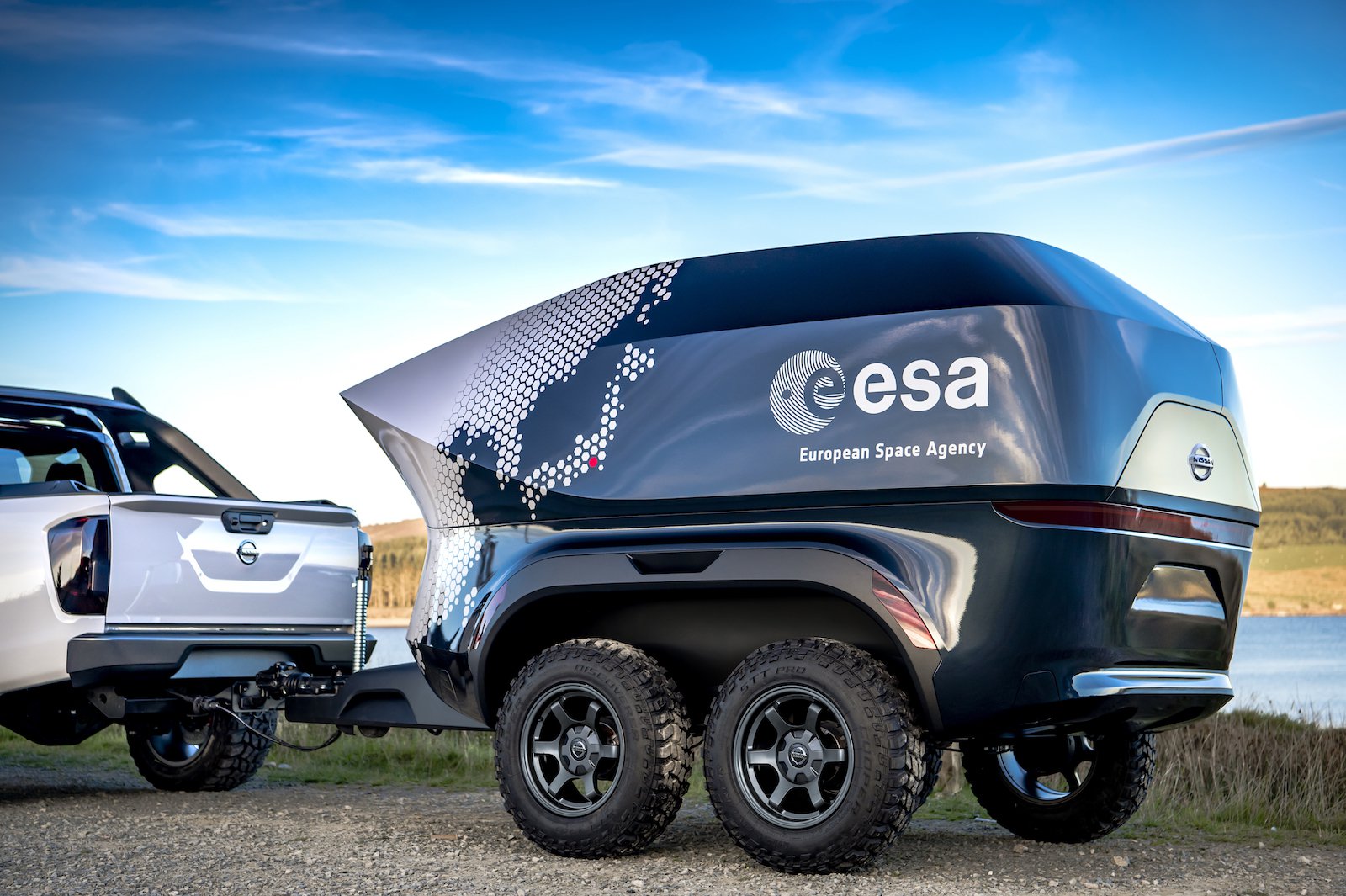 Nissan und ESA präsentierten SUV für Astronomen mit einem Teleskop
