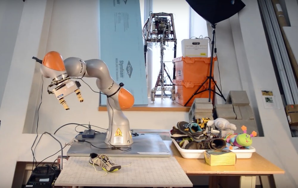 AI from MIT teach robots to manipulate objects that they see in the first