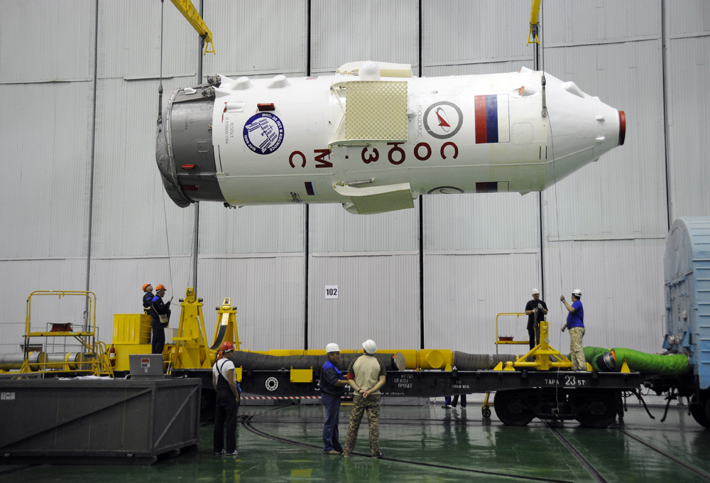रूसी आईएसएस के अंतरिक्ष यात्री अंतरिक्ष में हो जाएगा के लिए दृश्य निरीक्षण के छेद में 