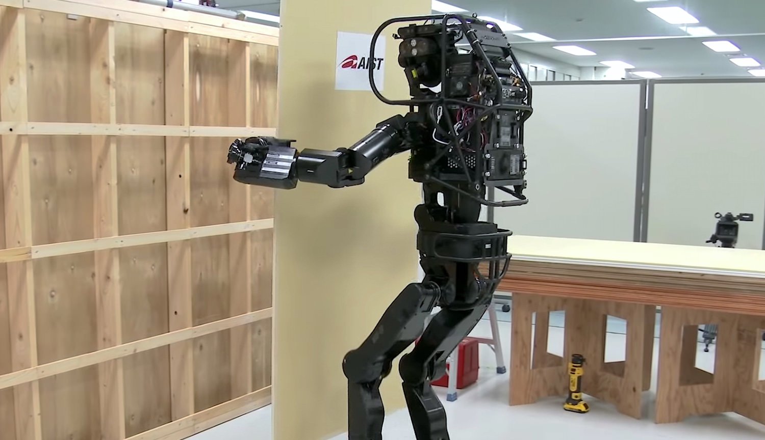 Video: två-fyrbenta robot Byggare HRP-5P själv säkerställer Styrelsen att väggen