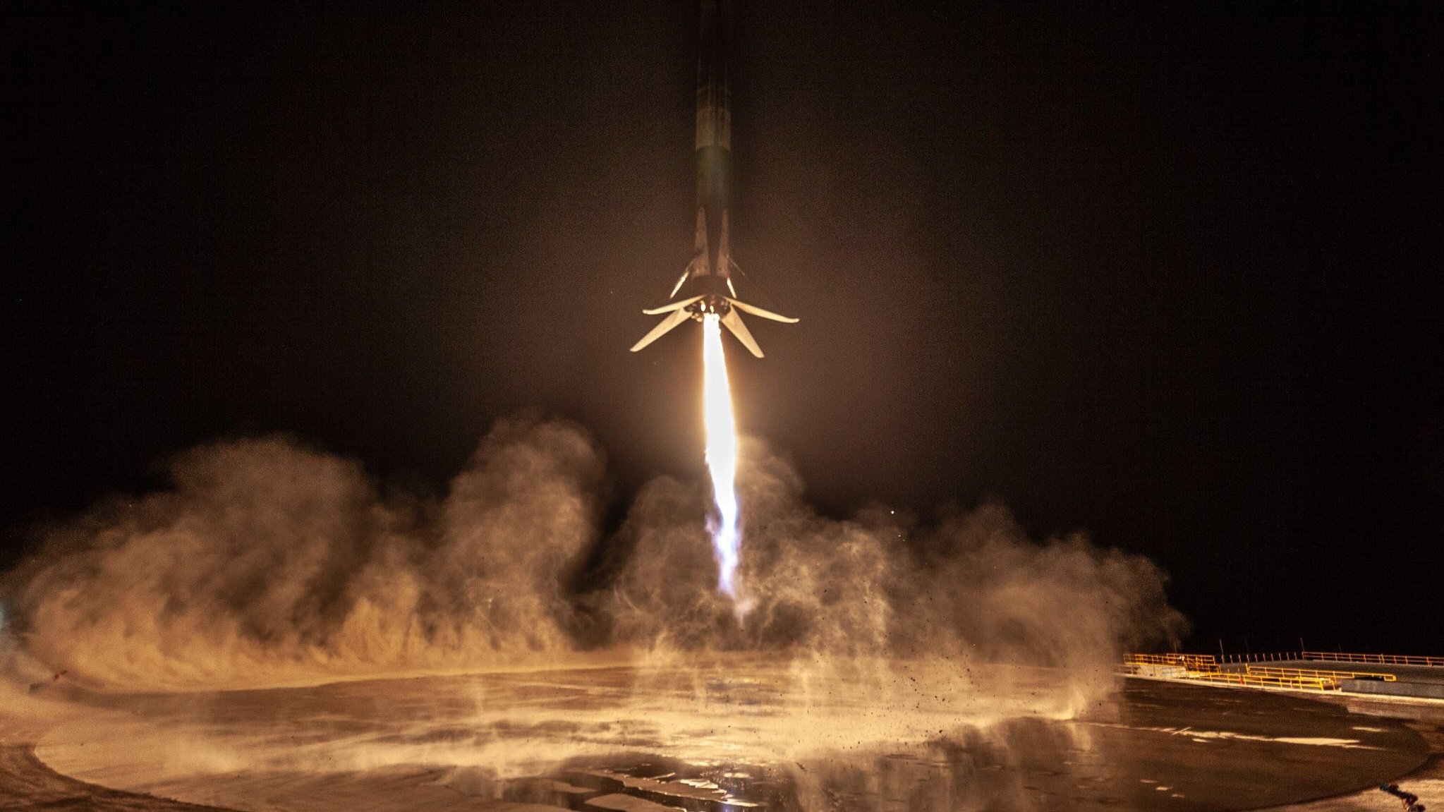 سبيس اكس أول هبوط ناجح فالكون 9 صواريخ على ساحل كاليفورنيا
