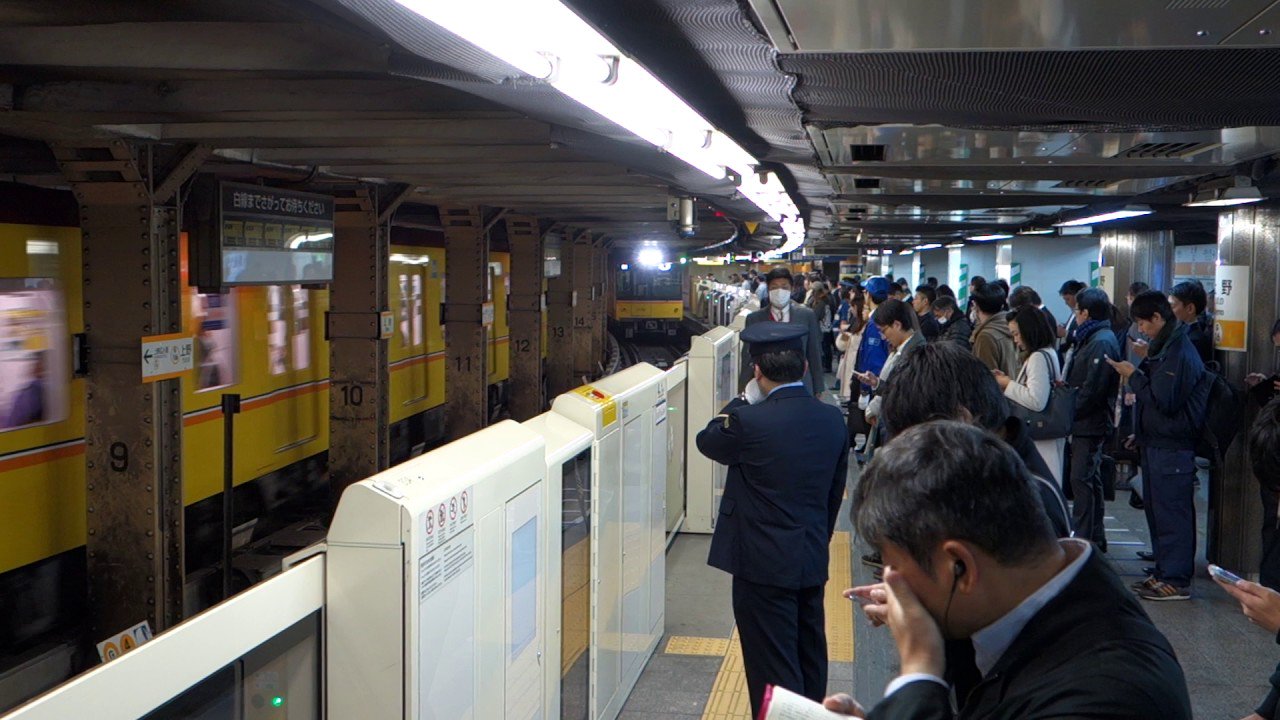Los pasajeros del metro de tokio de ayudar a los robots