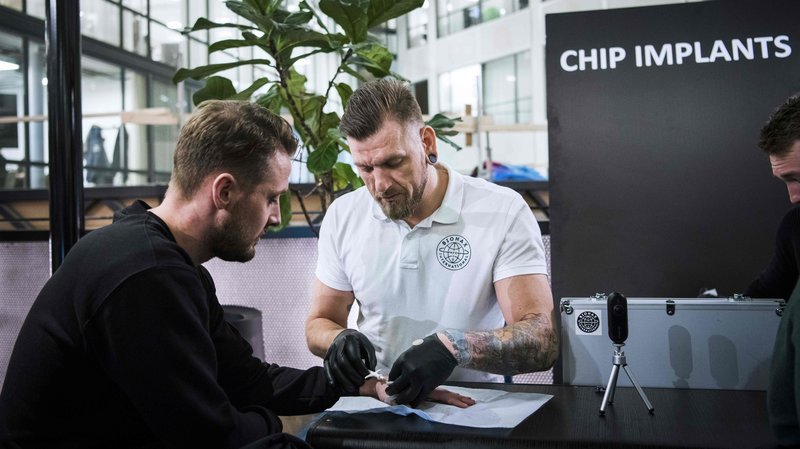 Thousands of Swedes put microchips under the skin. Why?