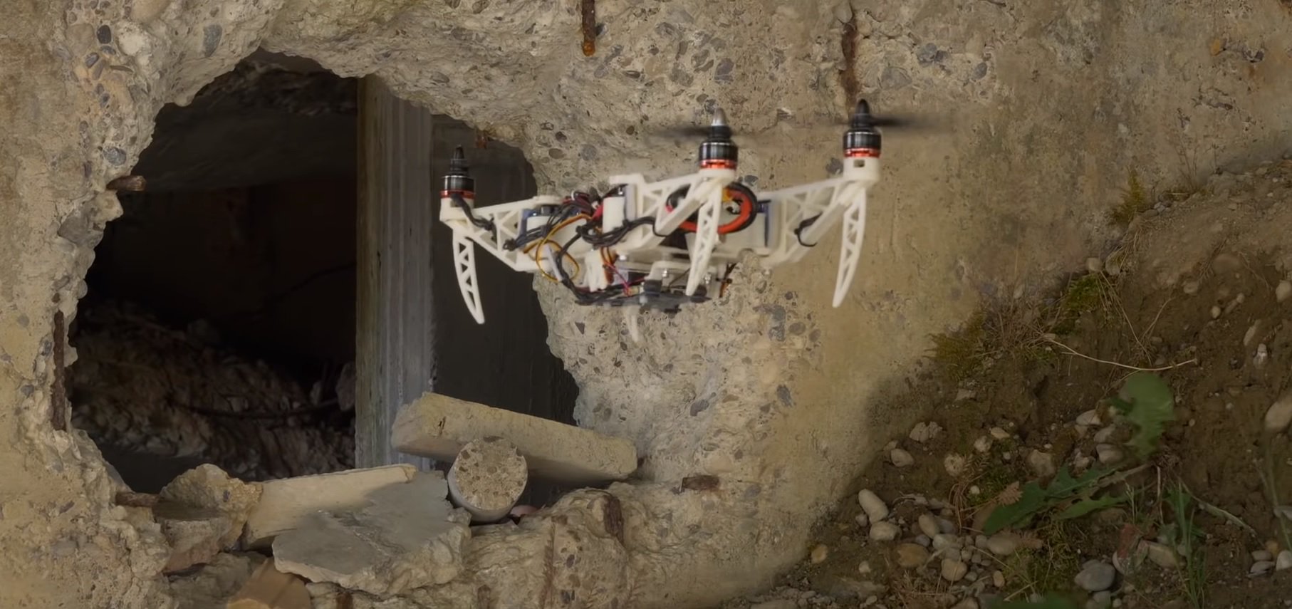 #відео | Розроблено компактний дрон, який змінює свою форму в польоті