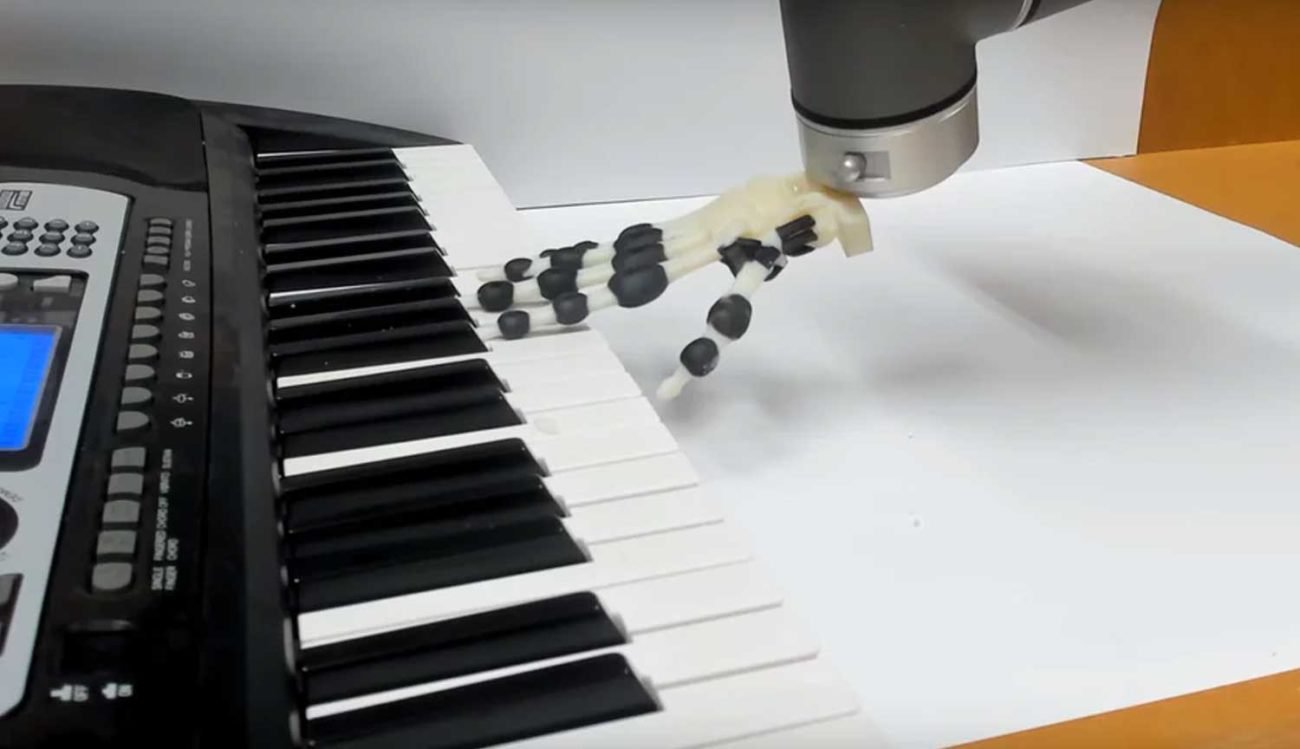 Erstellt Roboterhand, spielt auf dem Klavier ohne biegen Sie Ihre Finger