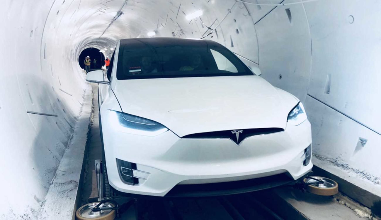 #Video | Tesla Model X med glidende hjul til at køre på tunnelboremaskiner