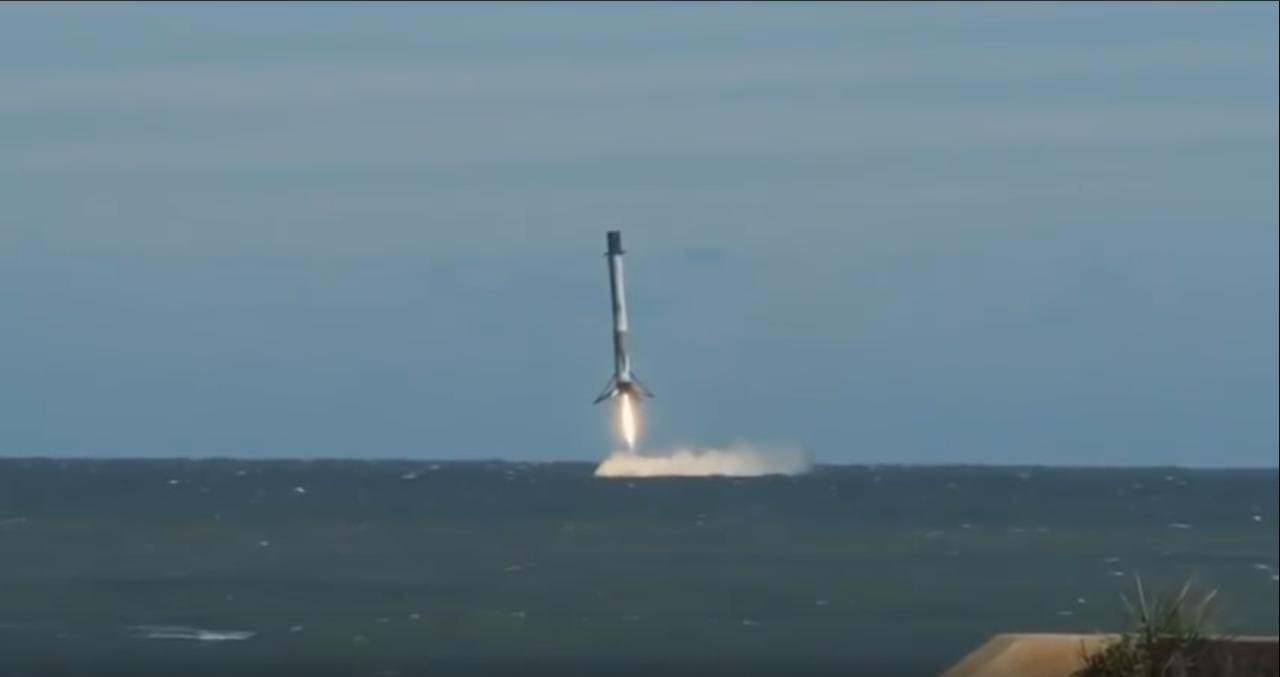 #video | Guarda pieno di atterraggio di un razzo Falcon 9 per l'acqua