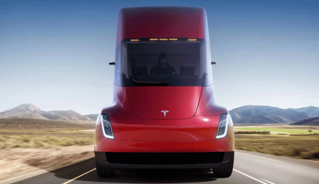 Sur les routes des états-UNIS a été vu la nouvelle version d'un camion Semi Tesla