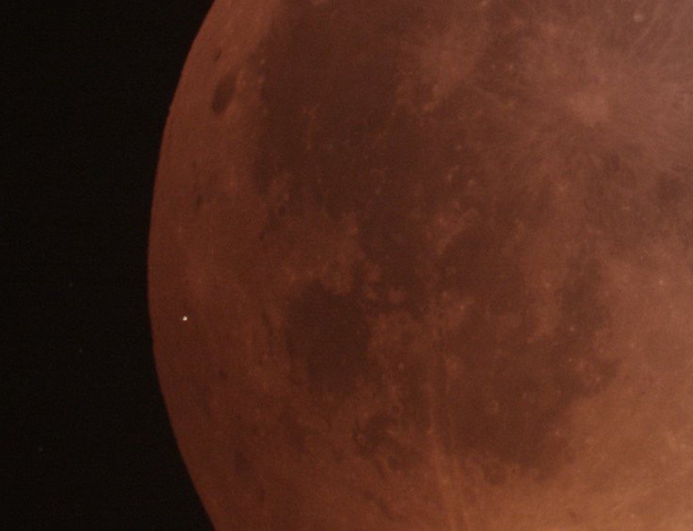 Os astrônomos foram capazes de fotografar a queda de um meteorito na Lua durante um eclipse