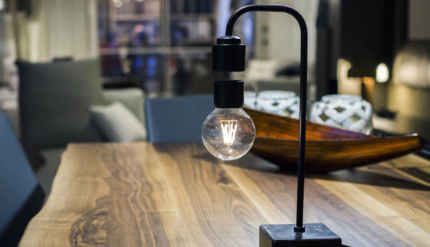 Designer erstellt eine schöne Lampe mit steigenden Licht in der Luft