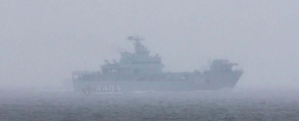 Chinesisches Kriegsschiff mit Railgun, im offenen Meer gesichtet