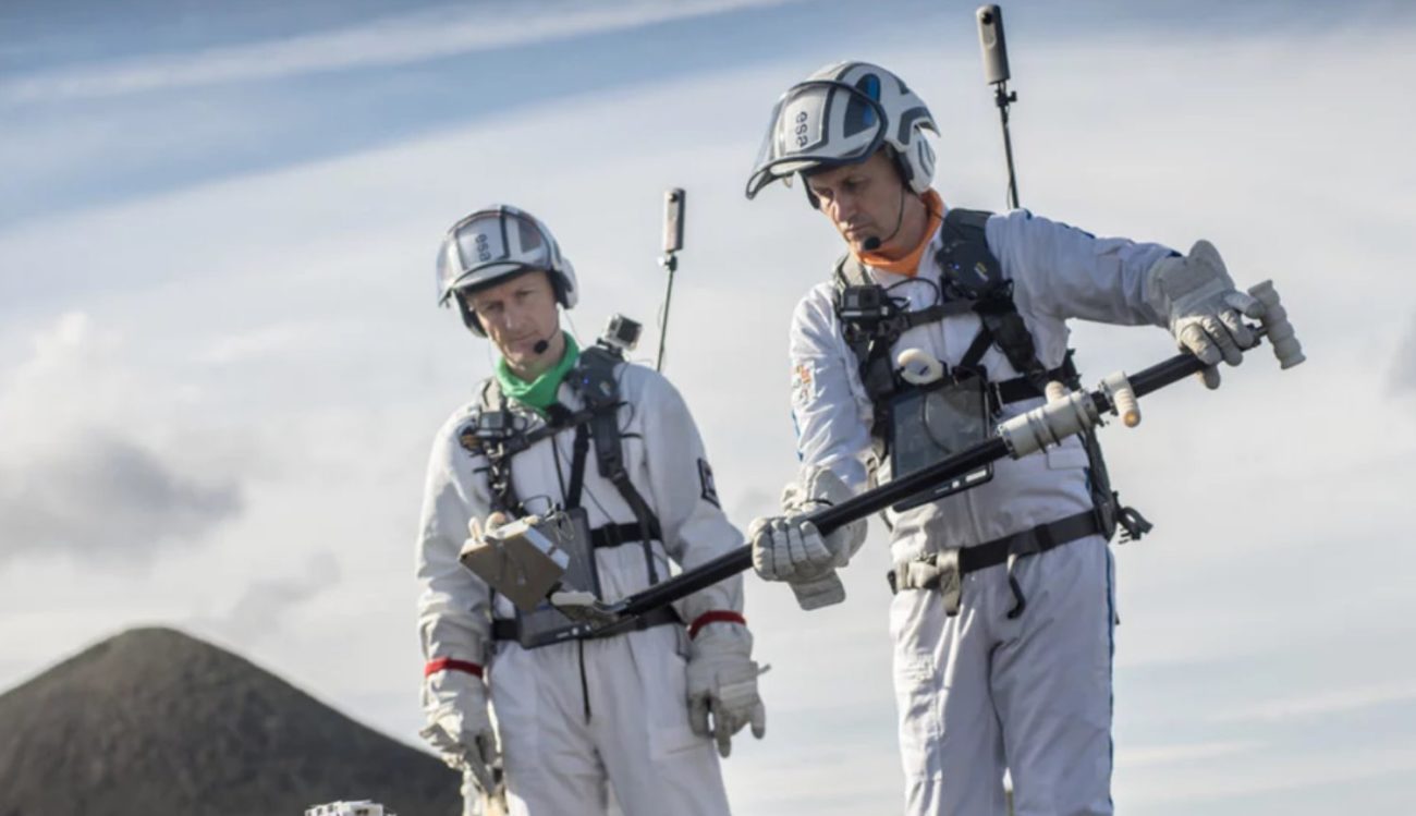 Les astronautes pratiquent lunaires pédestre sur la surface des volcans