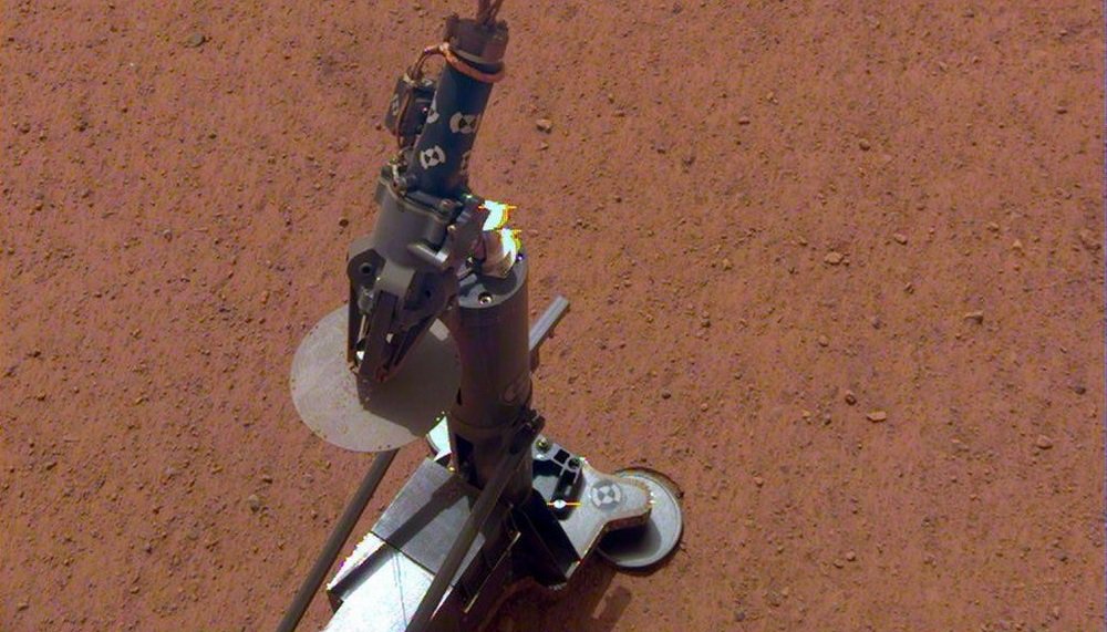 Den Innsikt probe forbereder seg til å bore et 5 meter langt hull på Mars