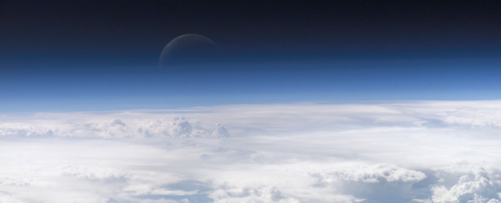 Dünya'nın atmosferi çıktı daha kabul edildi. O ötesinde Ay'ın yörüngesi