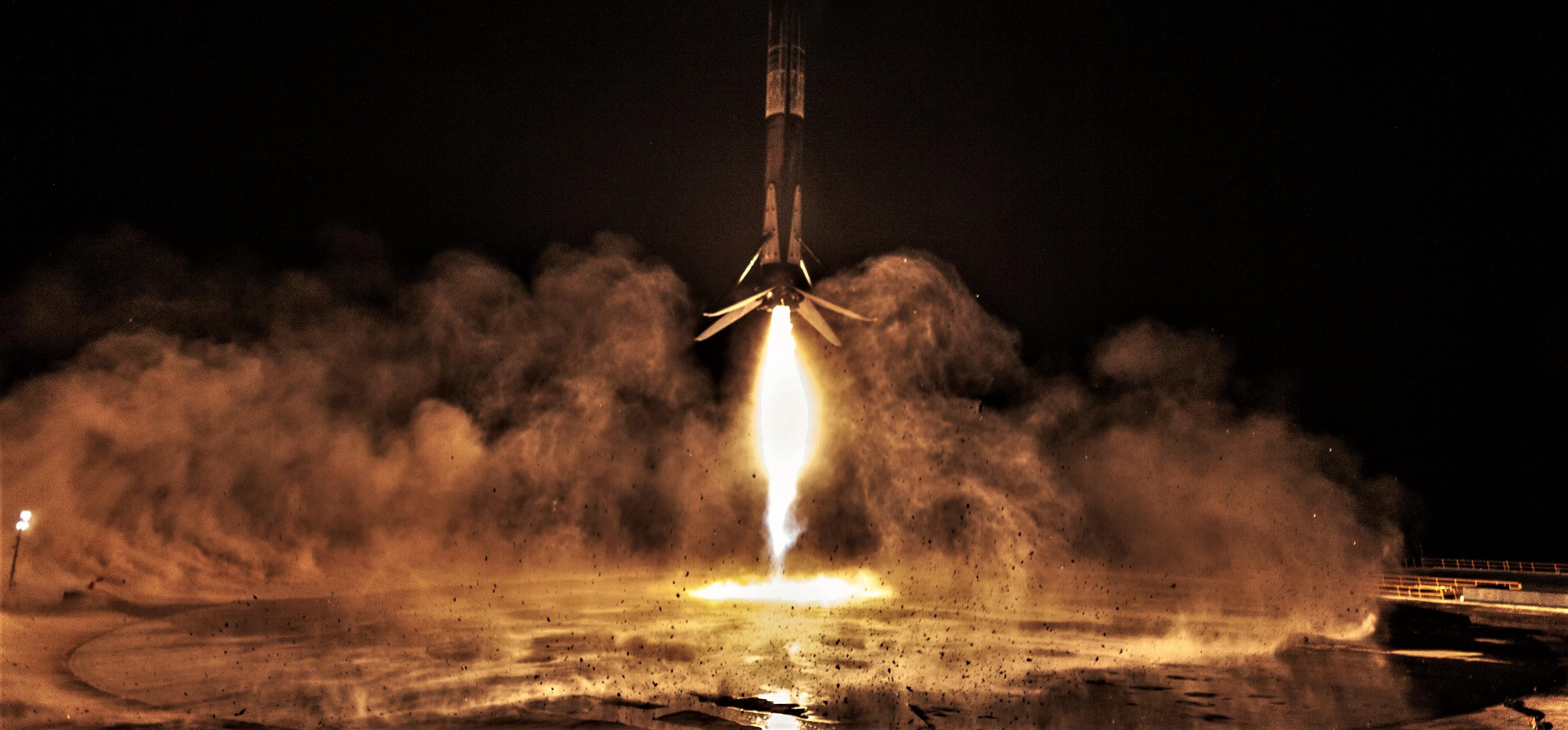 سبيس اكس الأولى أطلقت المركبة الفضائية المأهولة طاقم دراجون إلى المحطة الفضائية الدولية