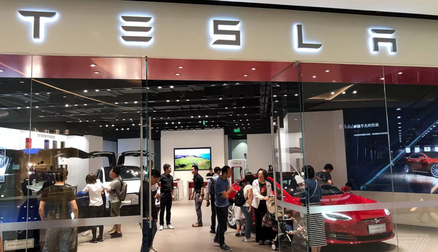 Tesla ha cambiato idea di chiudere tutti i negozi al dettaglio, ma si dovrà pagare ai clienti