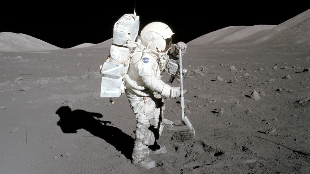 NASAの研究の美しいサンプルの月採取した土の中の最後のミッション