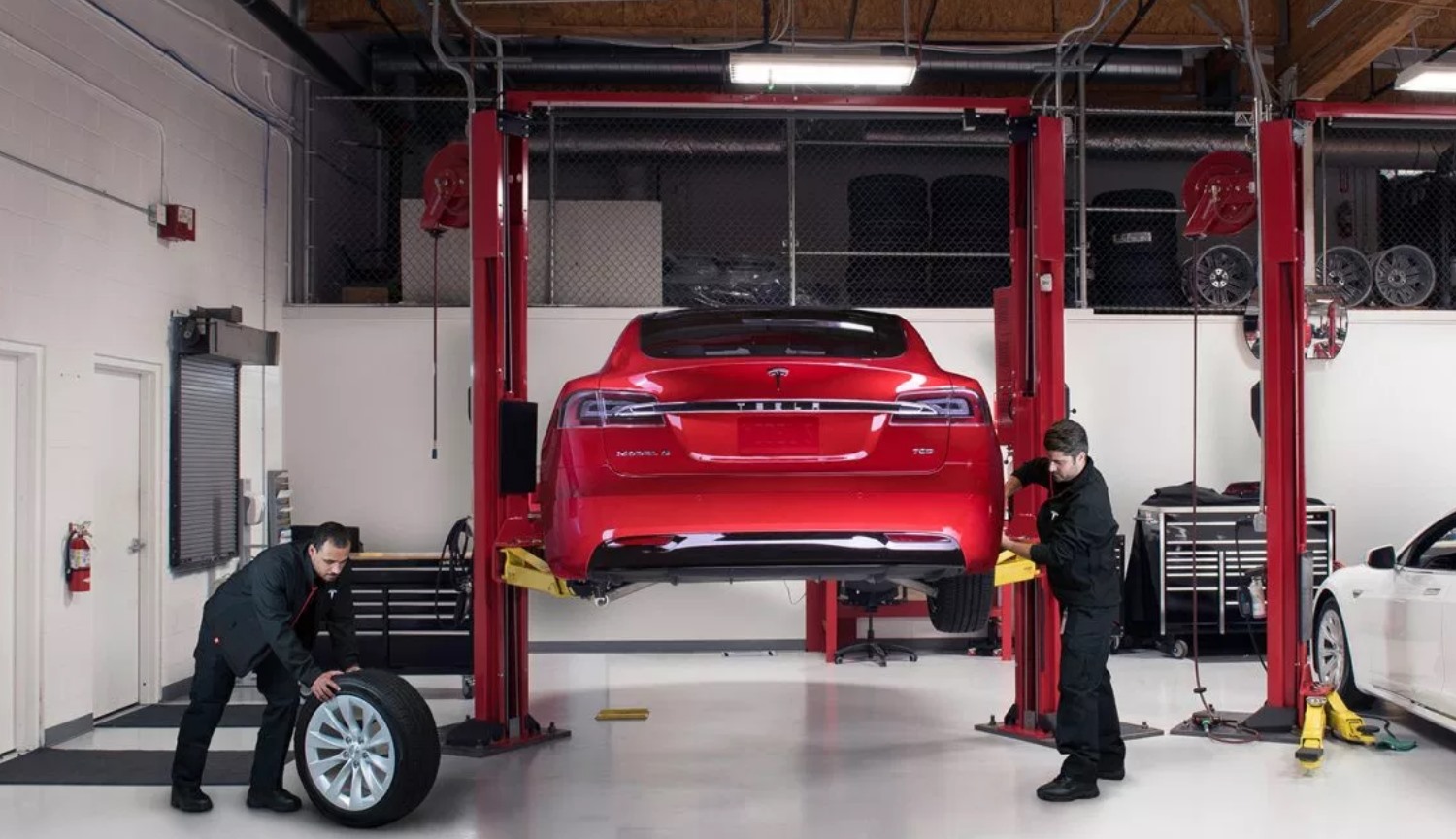 汽车的车主Tesla可以监测进展情况，他们的维修