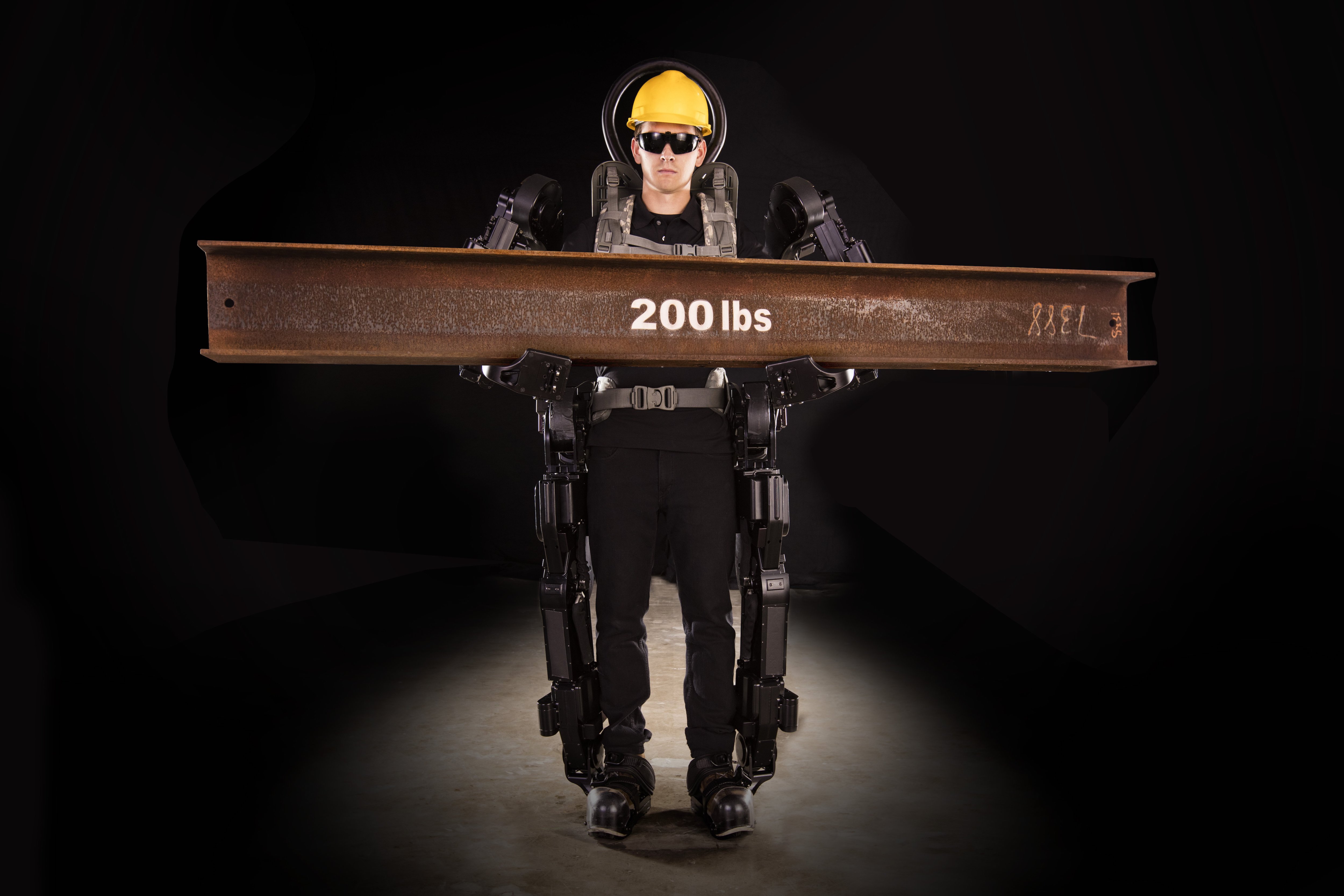 Das neue Exoskelett helfen, die Person zu heben, ein Gewicht von 90 Kilo