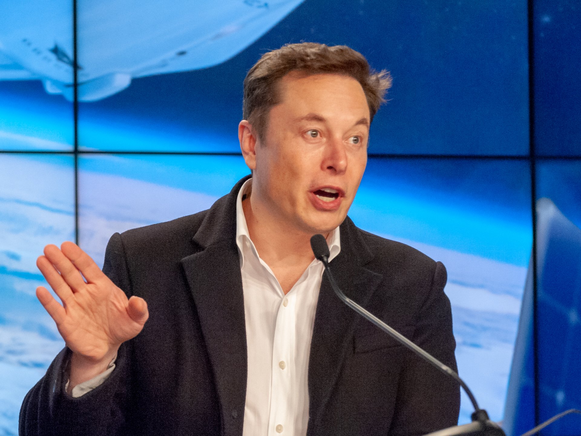 Elon Musk would like to fly on the Dragon. And yet, to build a moon base with NASA