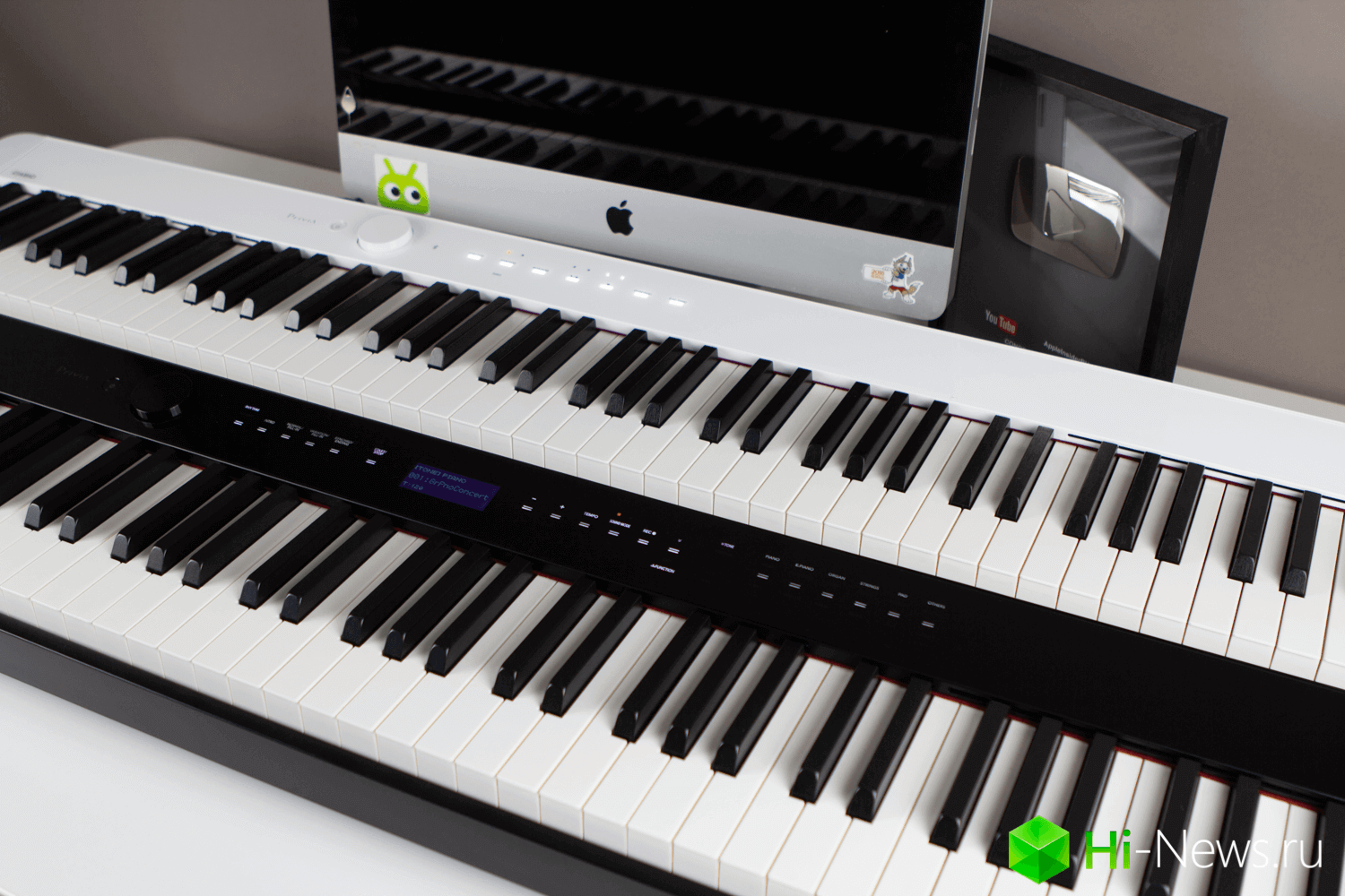 Jugaron en el compacto y технологичном piano. Hay incluso Bluetooth