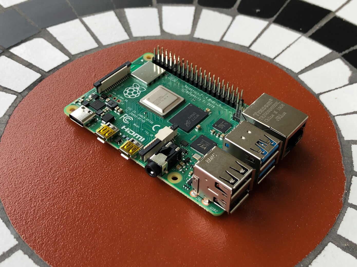 表Raspberry Pi4:新しいバージョンの小さな、非常に有用なコンピュータ