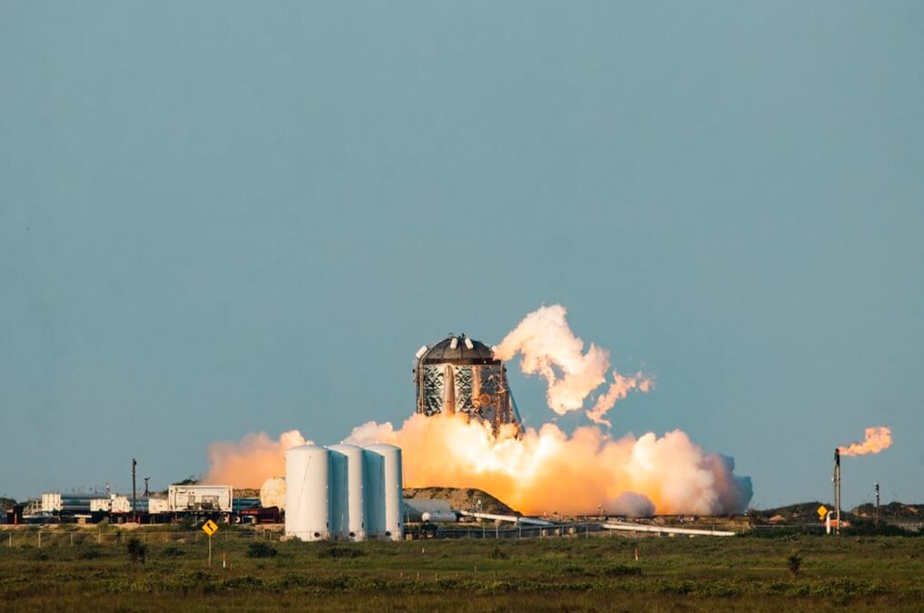 Le prototype de vaisseau spatial de la société SpaceX avec feu pendant les essais
