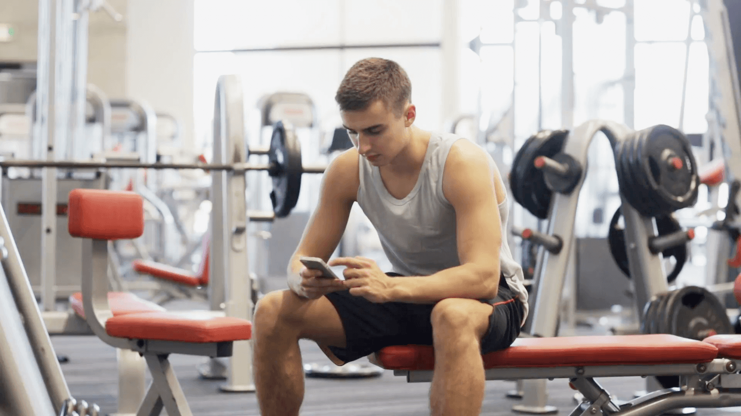 Pourquoi est-il préférable de laisser le téléphone dans les vestiaires pendant les activités sportives