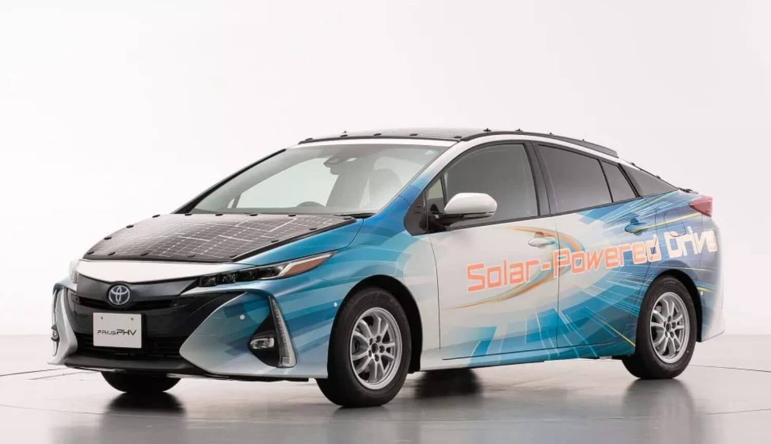 Toyota carro coberto de painéis solares e carregada em movimento