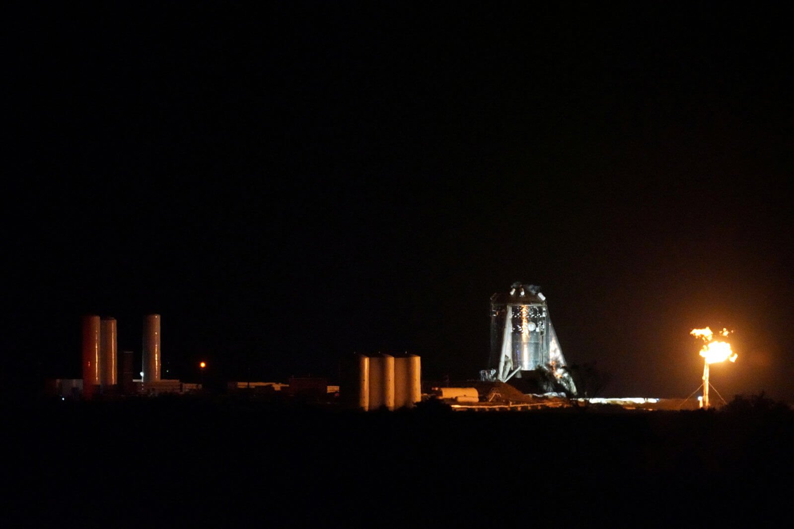 SpaceX ha condotto un test di successo del prototipo di nave spaziale per volare su Marte