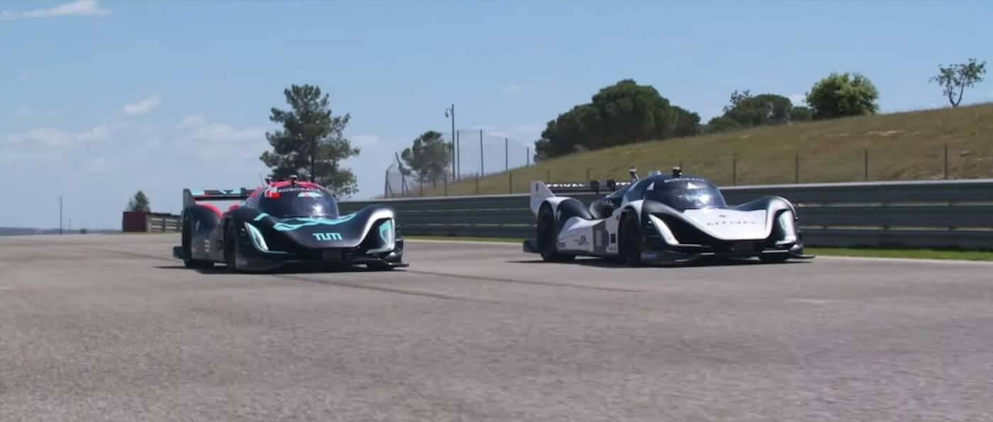 Se celebró la primera carrera, con la participación de aviones no tripulados de las carreras de coches. Pero antes de Fórmula 1 s lejos