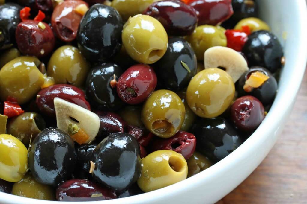 Jaka jest różnica między oliwkami i oliwkami? I jaki z nich pożytek