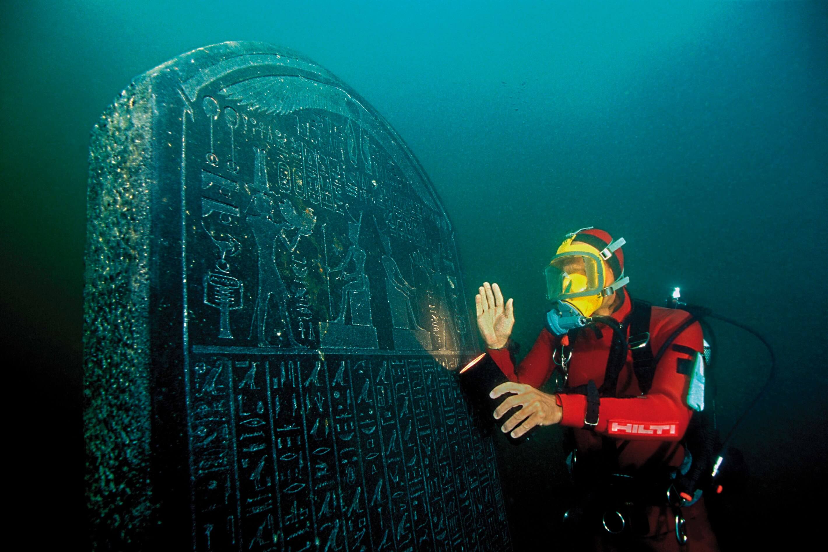In ägypten fanden die versunkene Tempel und das Schiff mit einem Schatz