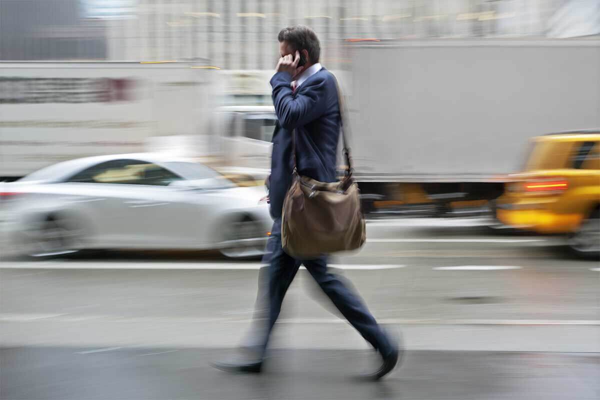 Hvorfor skal folk gå, mens du taler i telefon?