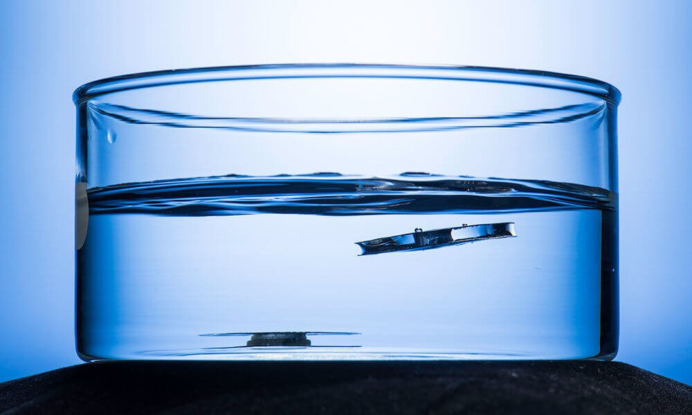 Créé en métal, qui ne se noie pas dans l'eau