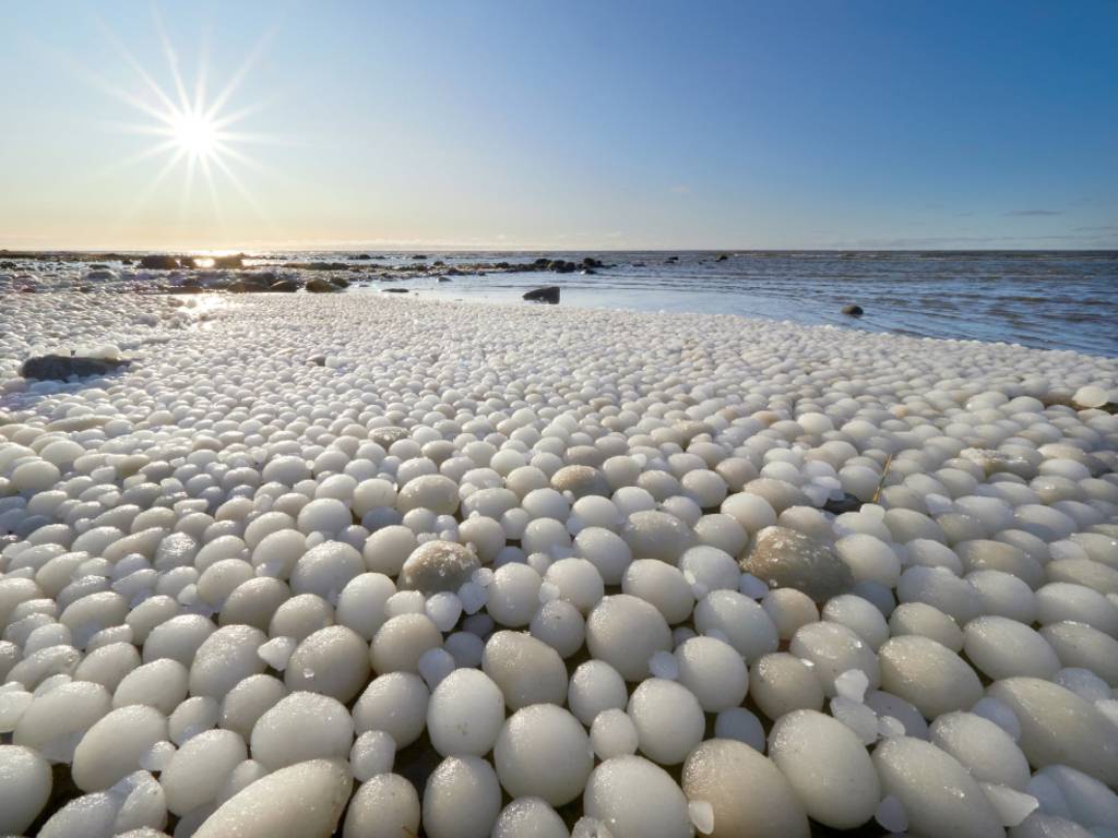 #video | Perché sui laghi si formano blocchi di ghiaccio a forma di palloni da calcio?