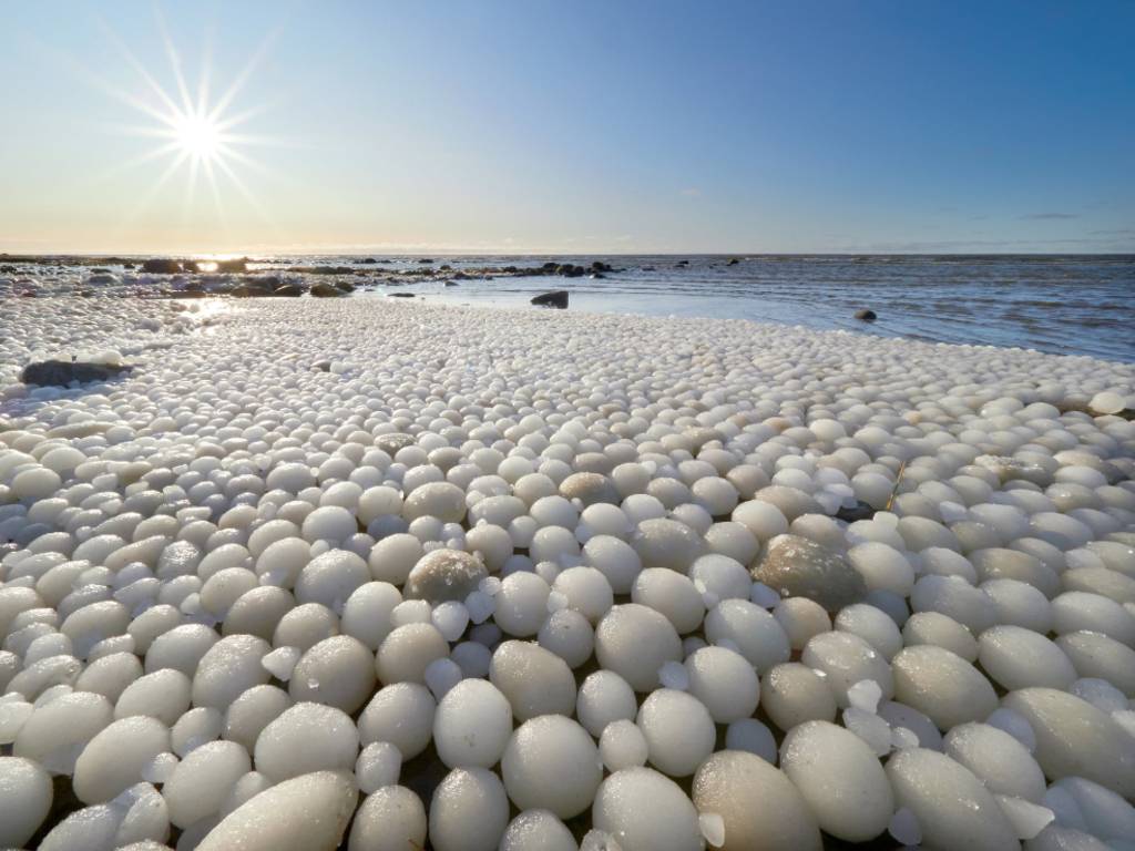 #vidéo | Pourquoi sur les lacs se forment les blocs de glace en forme de ballons de football?