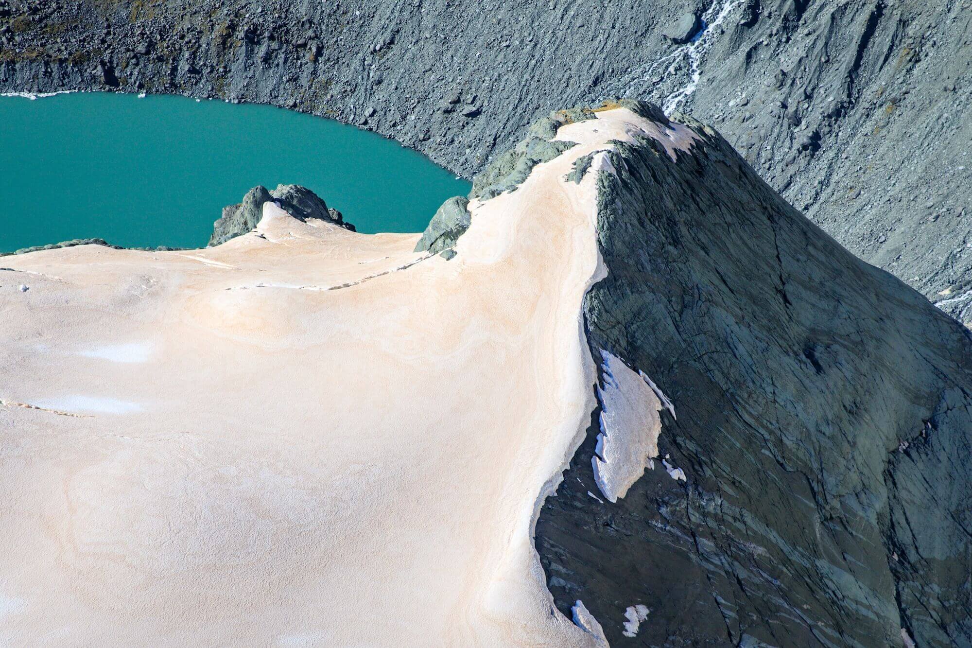 ¿Por qué la nieve de las montañas de Nueva zelanda están pintadas en color rojo?