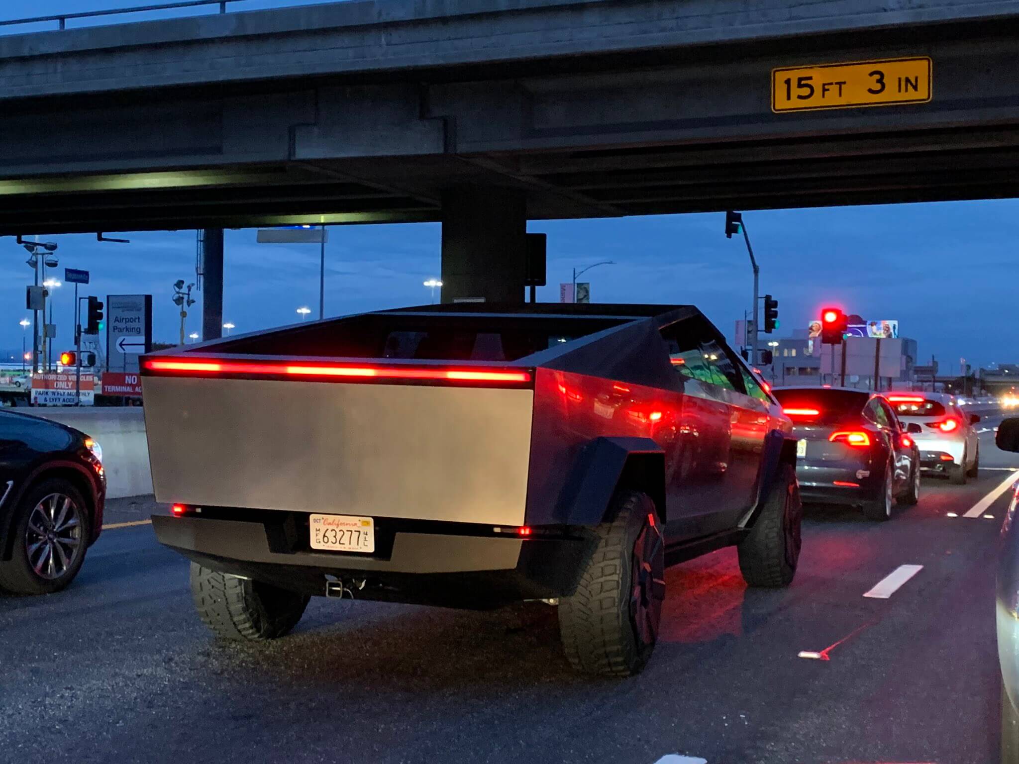 #video | Elon Musk kom til restauranten for å plukke opp Tesla Cybertruck