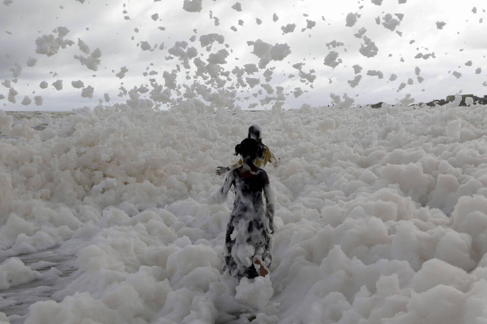 Indien la plage s'est formée venimeux de la mousse. Où est-elle venue?