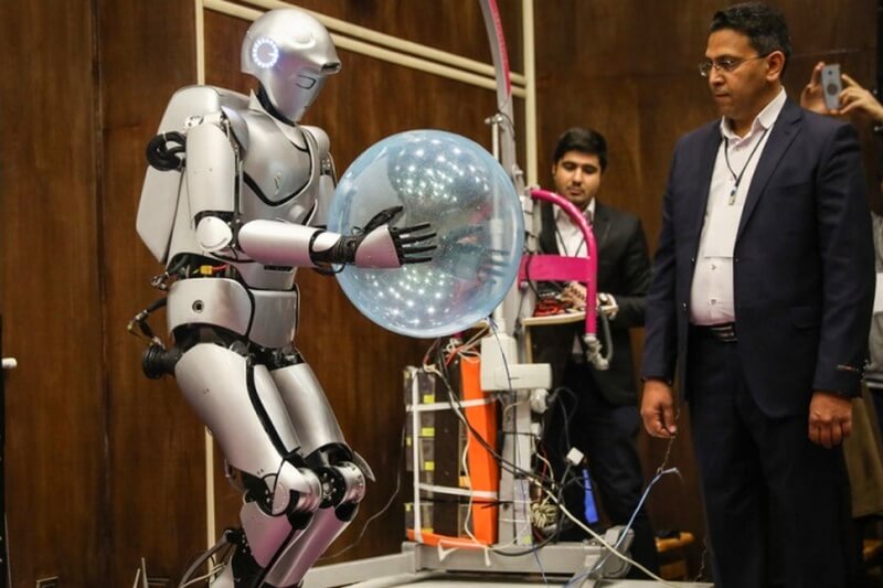 ईरान के humanoid रोबोट के लिए सीखा दीवार ड्रिल और ऐसा करने के लिए एक स्वफ़ोटो