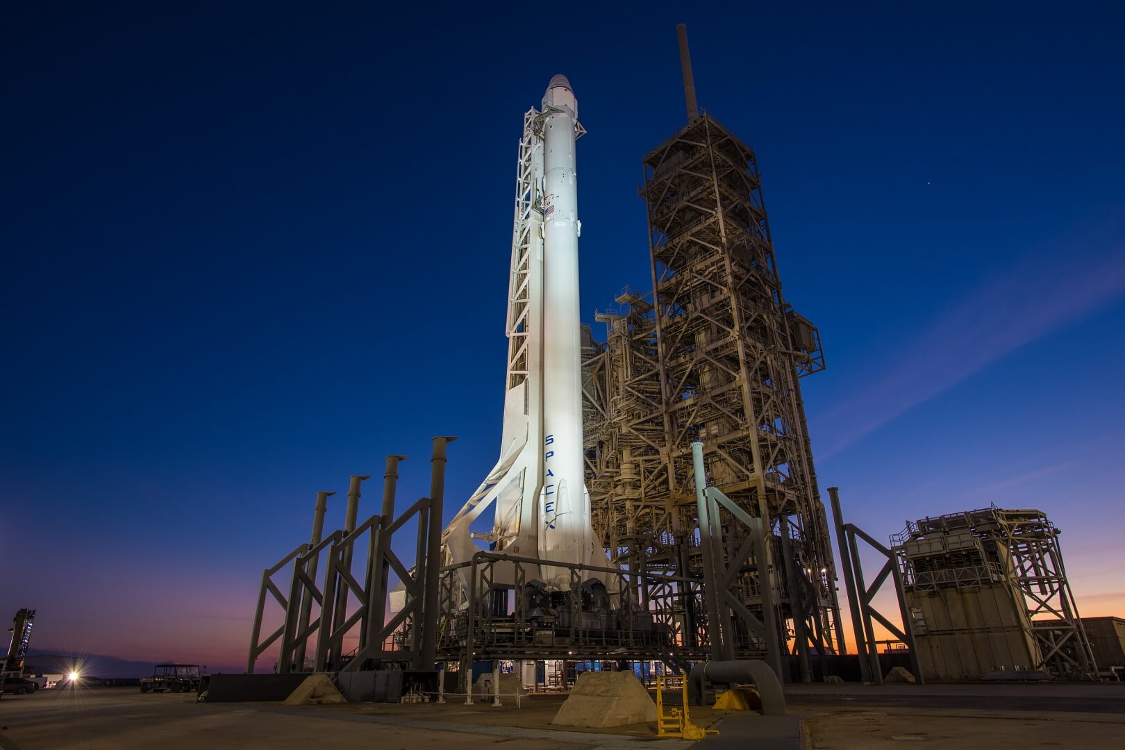 Elon Musk will send the first manned rocket to the ISS in may