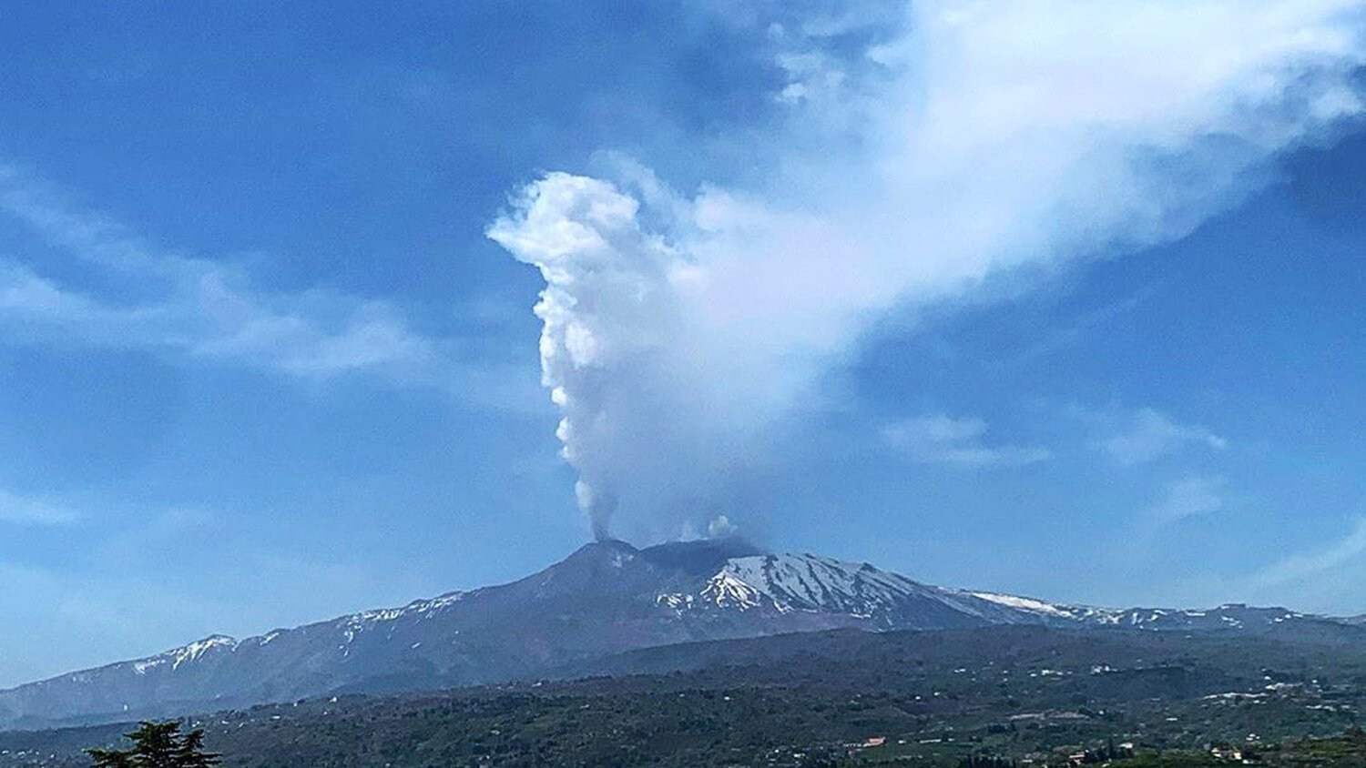 En italia se ha despertado el mayor volcán de europa