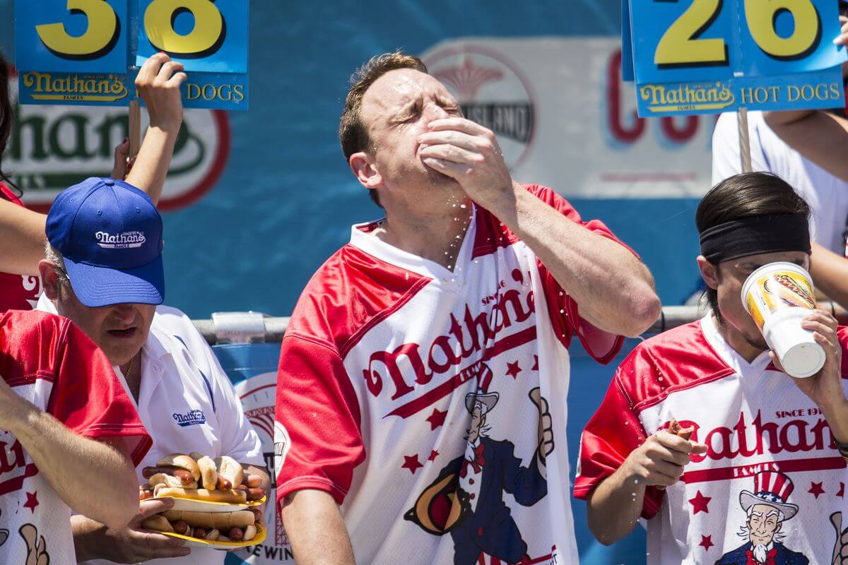 How much food can a man eat in 10 minutes?